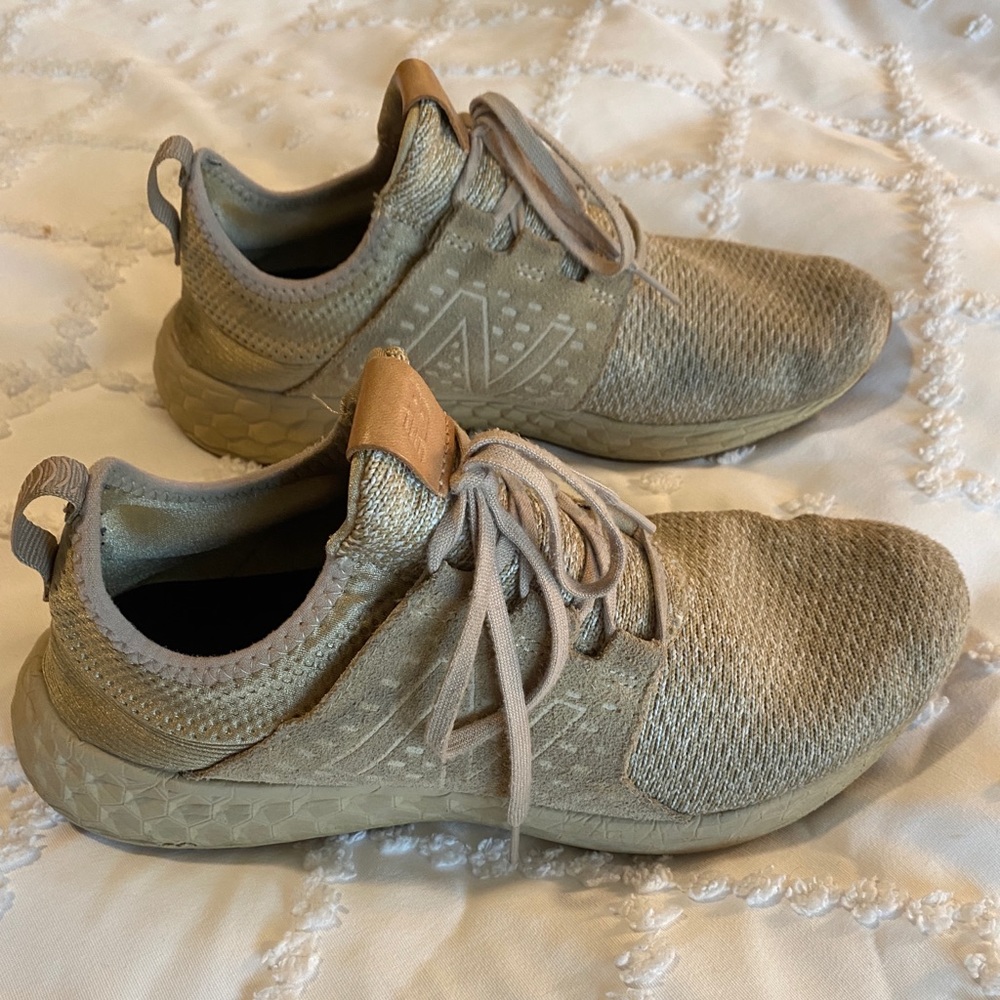Cream/tan New Balance running shoes